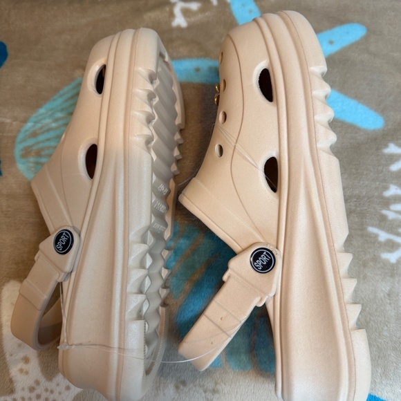 Khaki Casual Clogs with decorative charms/Jibbitz~Size 8-8.5 or 40-41~NEW - Picture 4 of 16